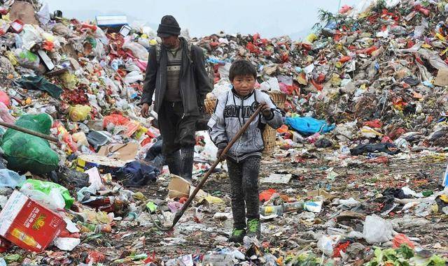 一个8岁的孩子,完全没有生存技能,只能依靠捡垃圾来赚点钱买