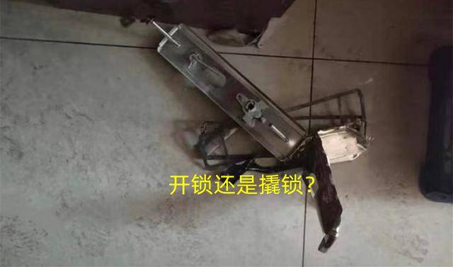 河北一开锁师傅没核实身份,撬开锁后有人受伤,6岁孩子也被吓坏