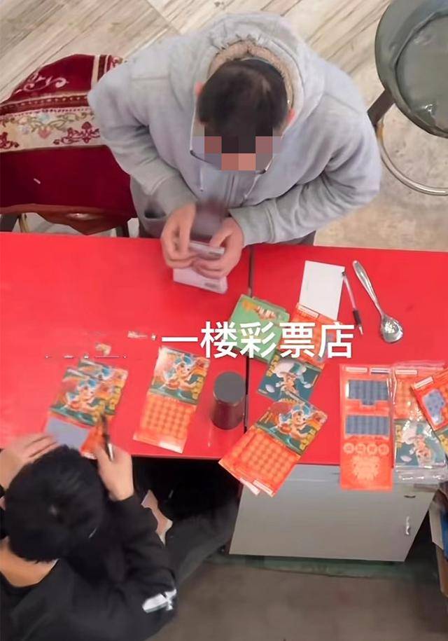 原创
            广东男子经过彩票店时，看到老板在挑刮刮卡，怀疑是挑走中奖的卡-第2张图片-彩票联盟