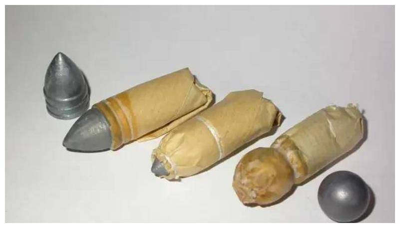 上图为使用纸壳定装火药的米尼弹下图为使用米尼弹的前装线膛步枪所以