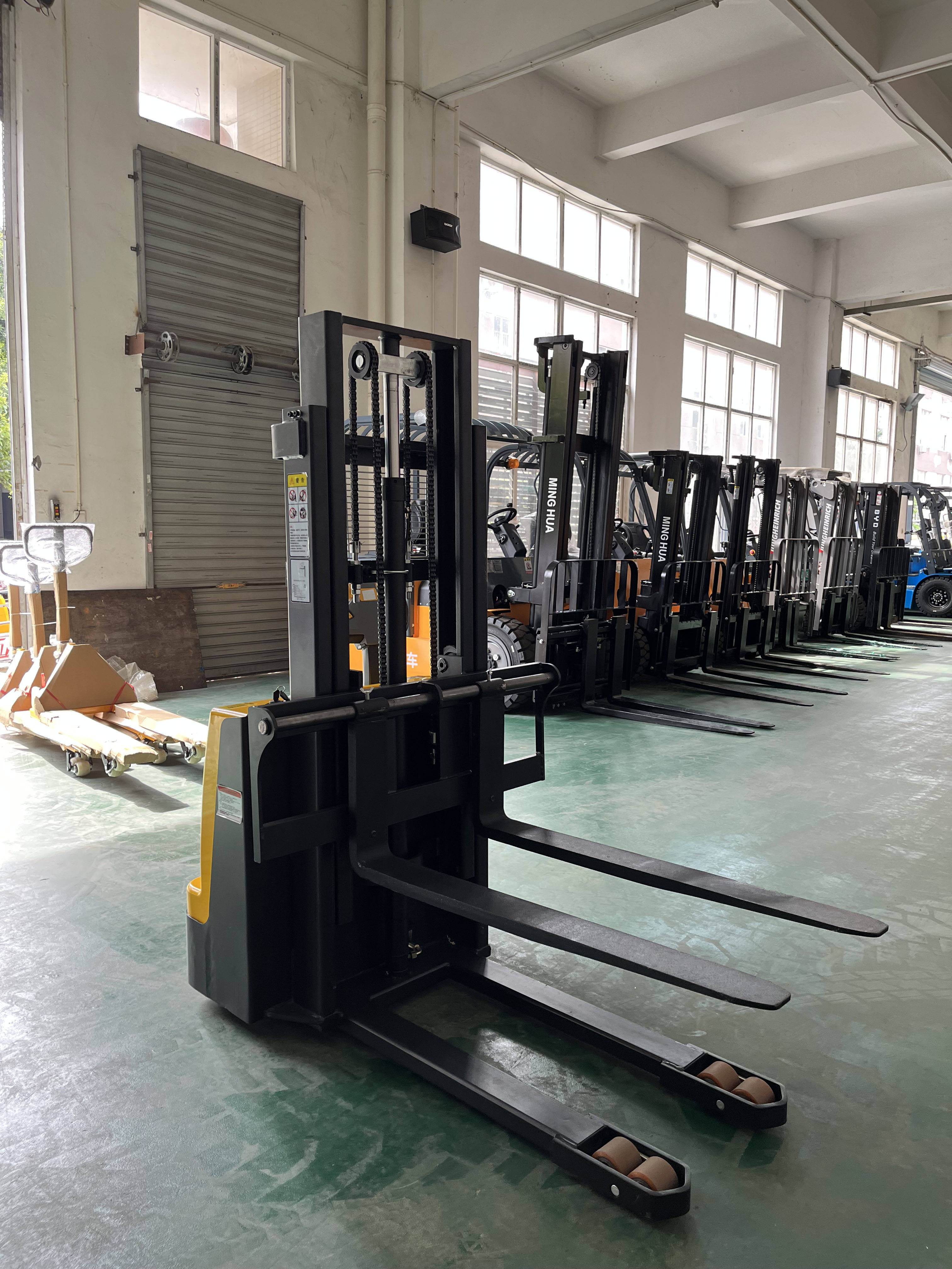 半电动式堆垛车:仓储物流的灵活助手