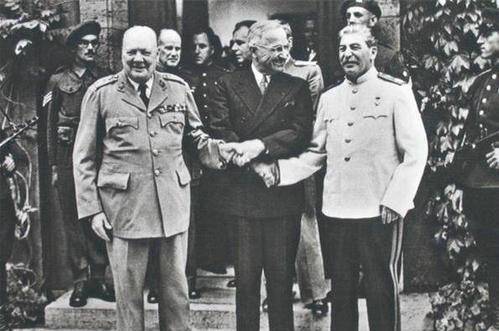 在二战后的雅尔塔会议上,美苏英的三巨头都谈了些什么?