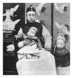 不过此时的七王爷已经死去19年了,儿子载沣承袭了爵位,自己三岁的儿子