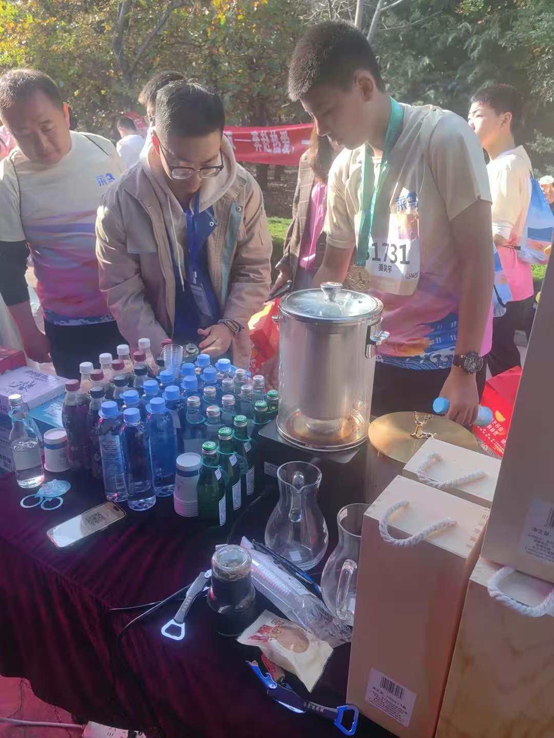 百年崂矿与体育事业双向奔赴"崂山矿泉水作为有着百年发展历史的老