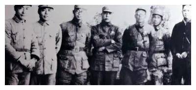 当晚,项英,周子昆,刘厚总及周子昆的警卫员黄诚住在蜜蜂洞里,李德和