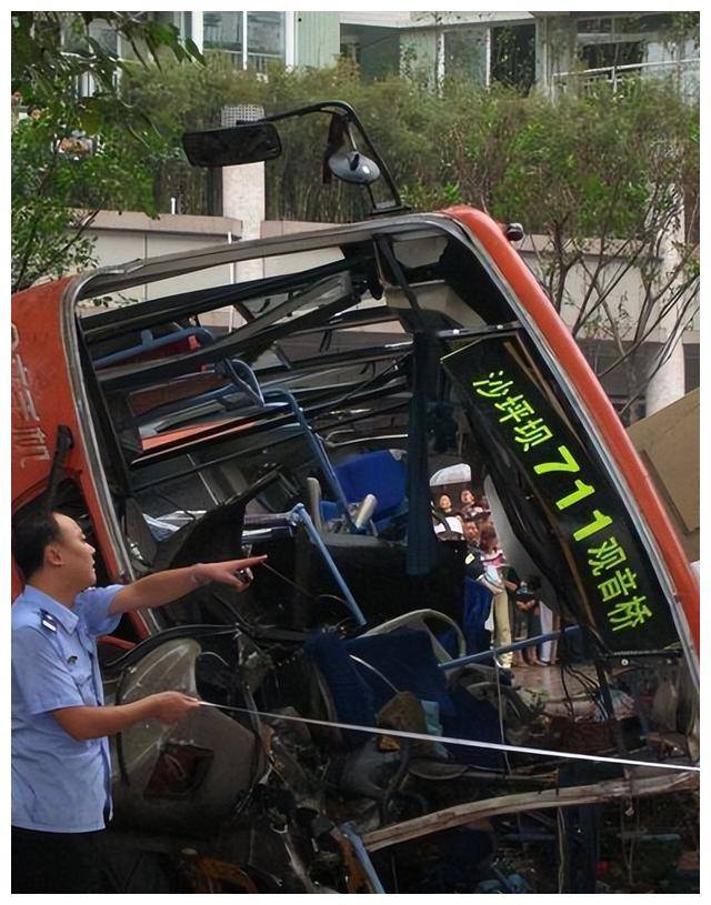 永远到不了站的公交车,回顾06年重庆石门大桥公交车特大坠桥事故