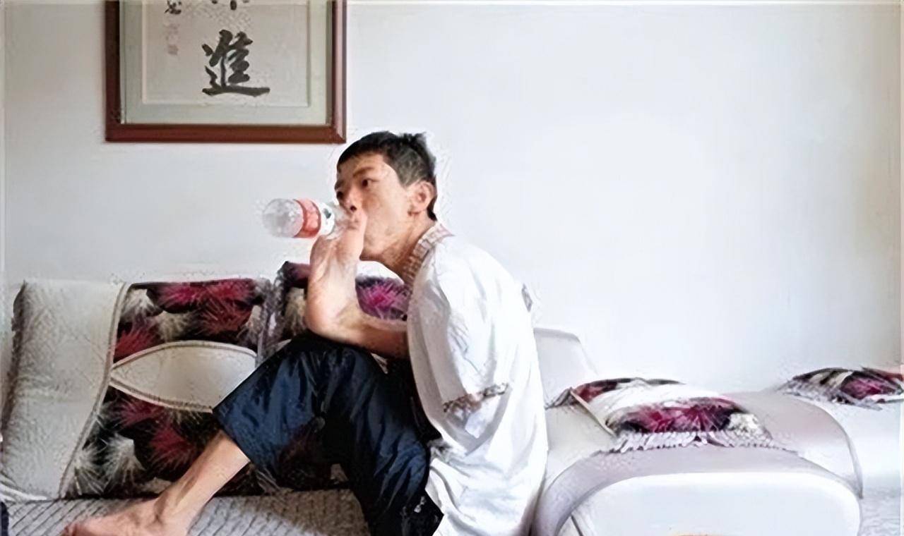 无臂少年彭超:6岁失去双臂,用双脚高考进川大,今已通过法考