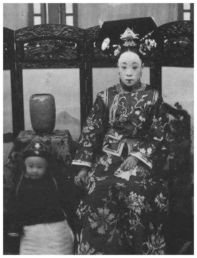 图一是幼年的溥仪和父亲载沣,弟弟溥杰合影;图二是溥仪和生母瓜尔佳氏