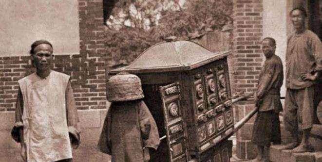 清朝老照片:图一是德国人猖狂地坐在龙椅上,图五奢华的轿子几乎没人用