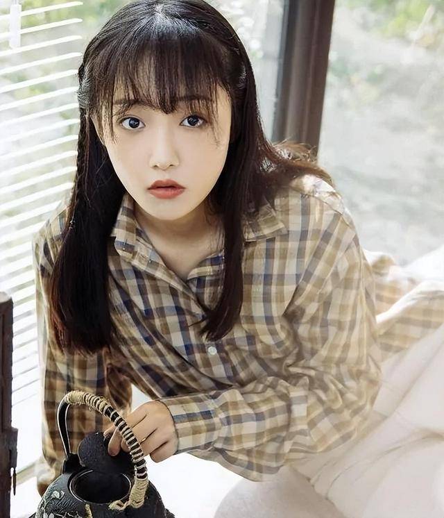 他曾是国足头号射手,与空姐妻子离婚,独自抚养儿子后重返球坛