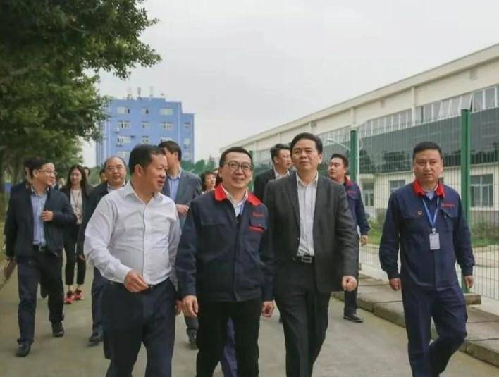 原因很简单,潘锦功创造的发电玻璃,是中国迫切需要的技术,并且发展