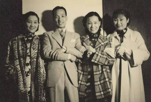 从这些事情上来看,黎铿可以称得上是一个爱国赤子,当年,很少有演员会