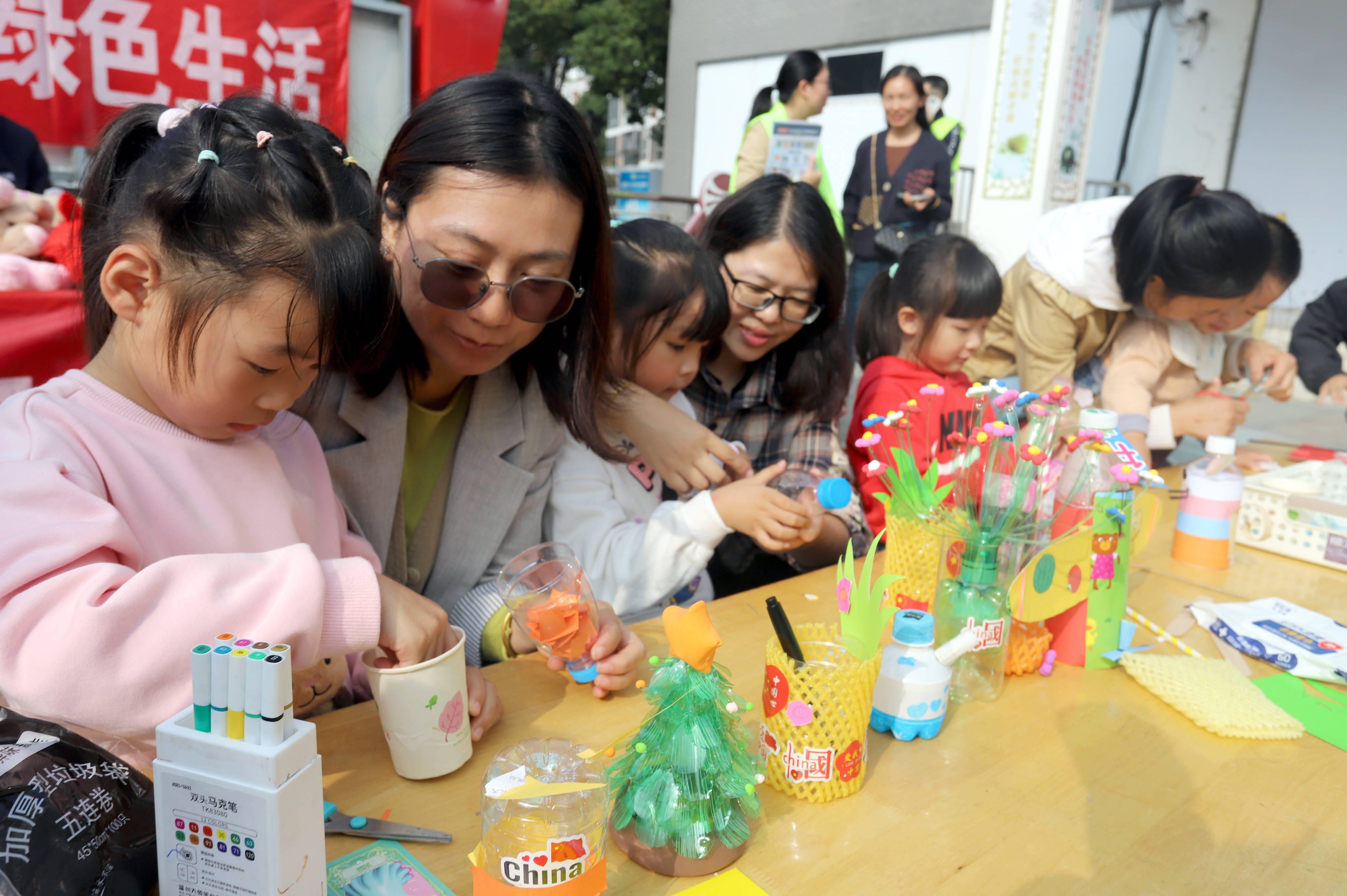 苏州市虎丘中心幼儿园在虎阜社区开展"空瓶再造绿色生活"手工制作活动