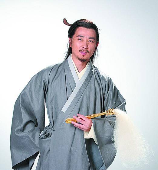 李财主给儿子办喜事,一个老头要求住新房,新娘掀开喜帕被吓到