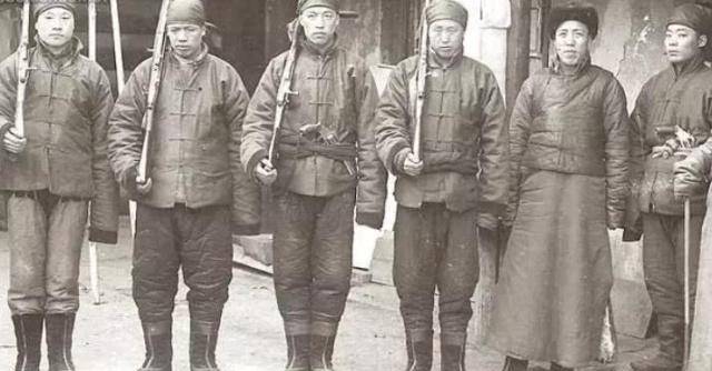 被清军俘虏的太平军女兵,可以看出她们面无惧色.