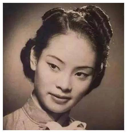 高晓岚和高君曼是同父异母的姐妹,父亲高登科是地位显赫的清廷武将