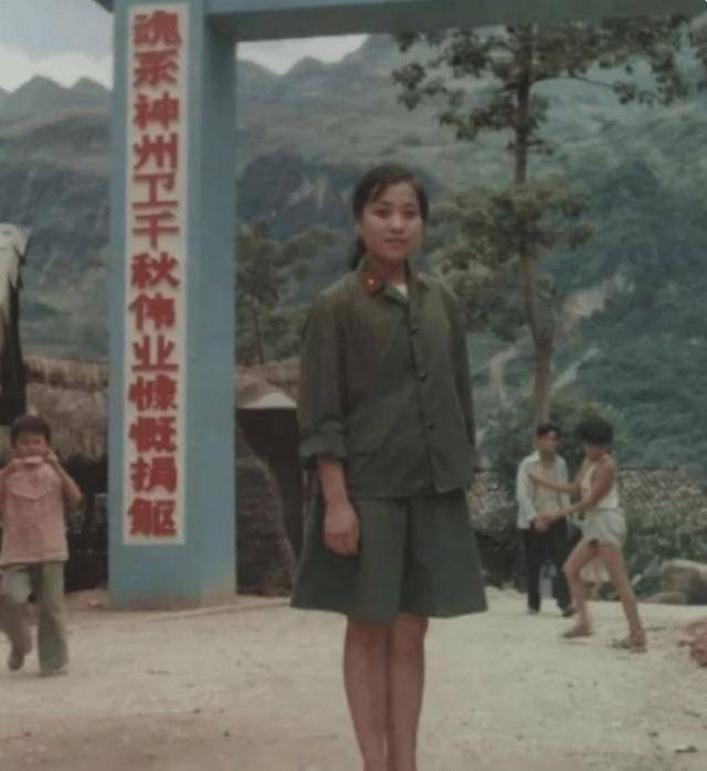 老山战场照《死吻》:医护兵张茹送别18岁小战士,她后来怎样了?