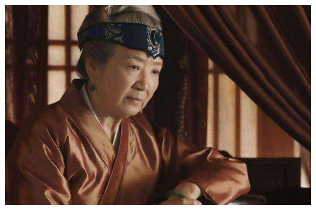 讷亲大人劝慰后关心地问甘夫人家里有无余资.甘夫人说:"有.
