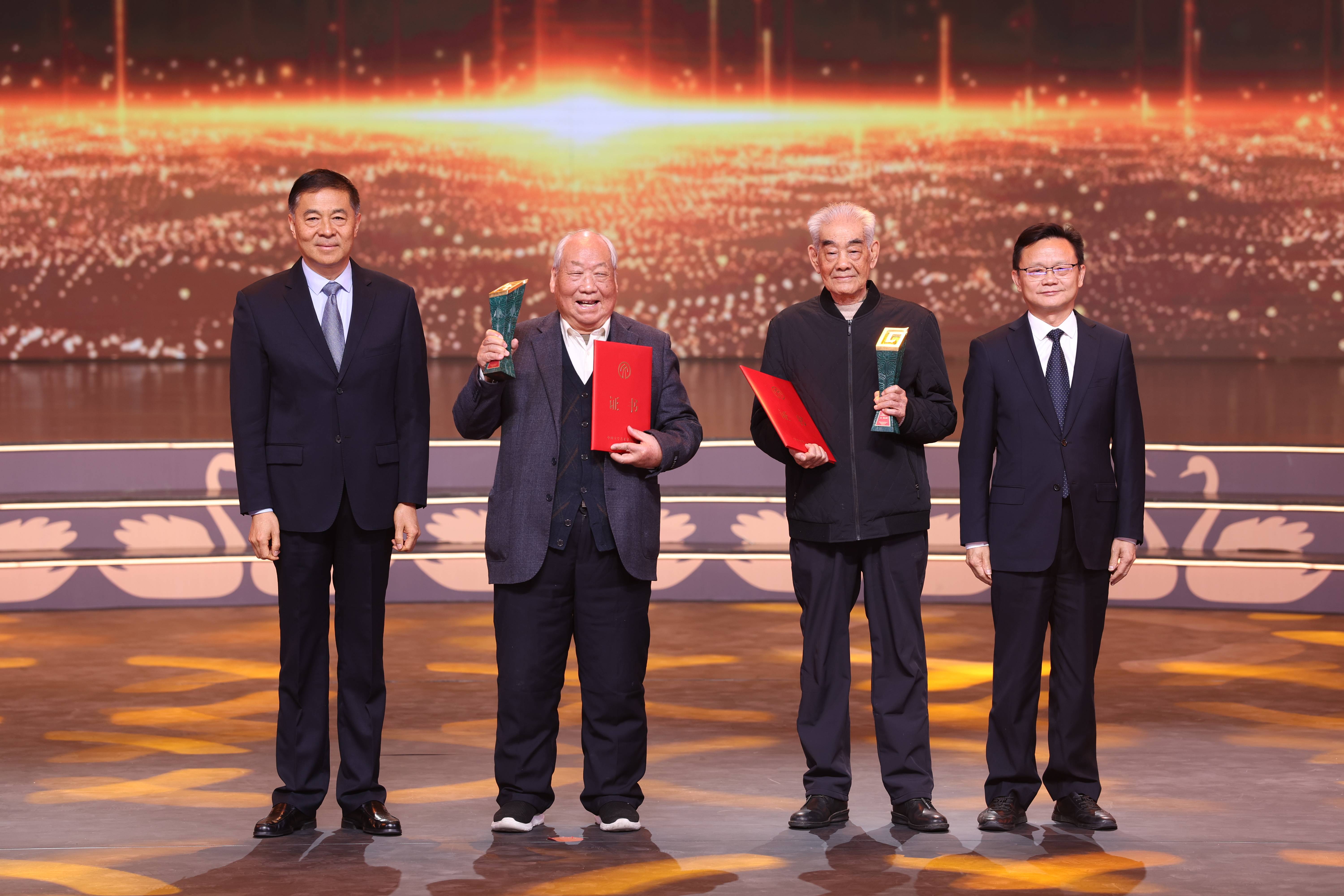 ,李公乐(左一)向"中国文联终身成就奖
