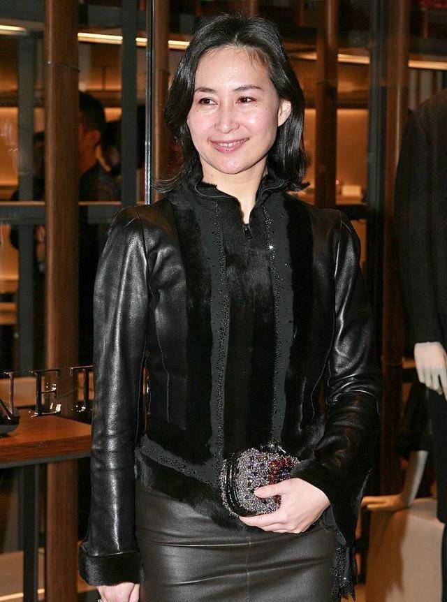 何超琼坐拥320亿元资产,位居香港首富,可她说:我也有遗憾_陈百强