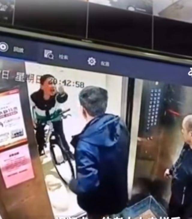 老人将孩子和自行车一起推出电梯,并拳脚相加,为何如此暴躁?