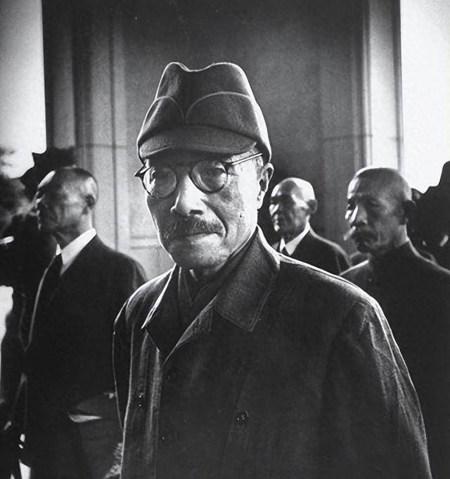 侵华战犯东条英机被施绞刑,行刑前被吓腿软,死前被吓哭丑态百出