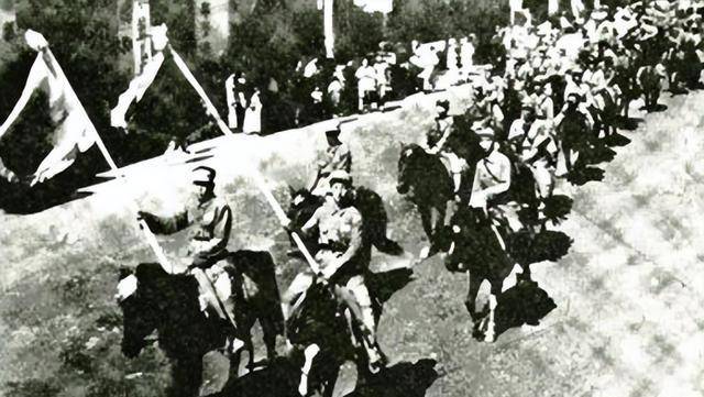 1949年广州解放后,一英雄连长却开枪自尽,调查后:搜出10块银元