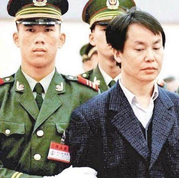 他是香港三大贼王之首,12岁闯江湖,16岁第一次坐牢,结局惨!