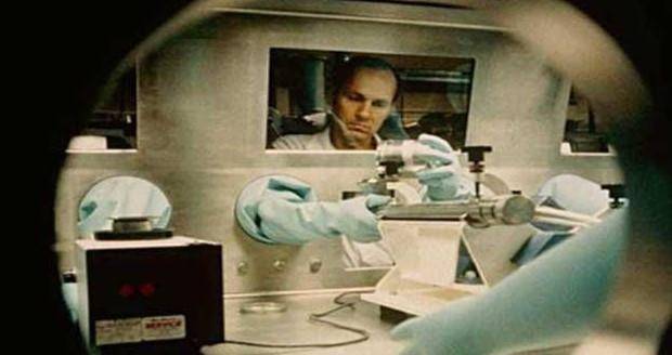 英国"毒王"埃里克:死后尸体不能火化,只能装进半米厚的铅棺里