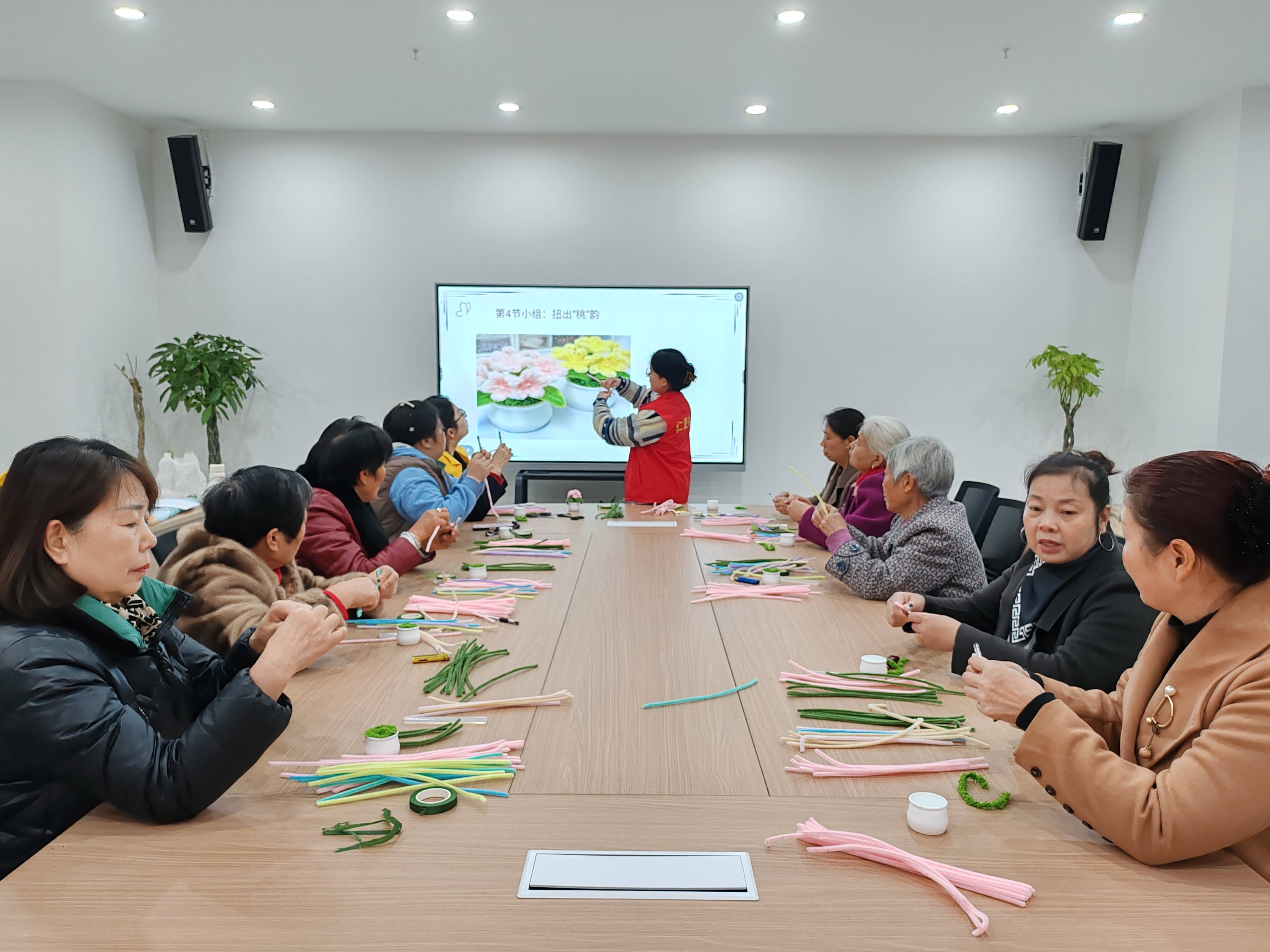 梧桐路社区桐心社工室开展同心学院"妙手生花,扭趣时光"手工制作小组