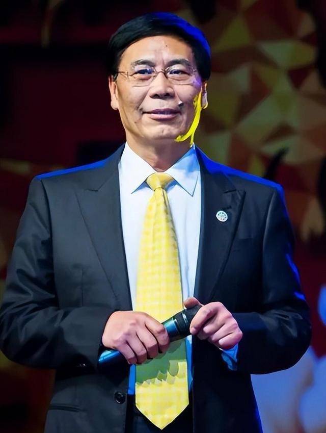 回顾知名相声演员笑林:结婚父母不来也幸福,59岁让妻子流泪