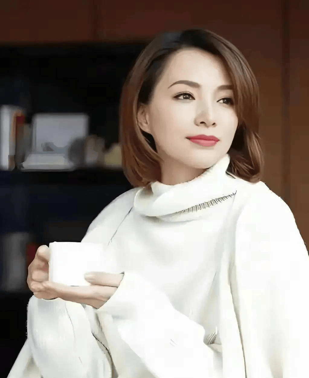 51岁"央视一姐"董卿现状:出门逛街被偶遇,素颜不漂亮但气质无敌