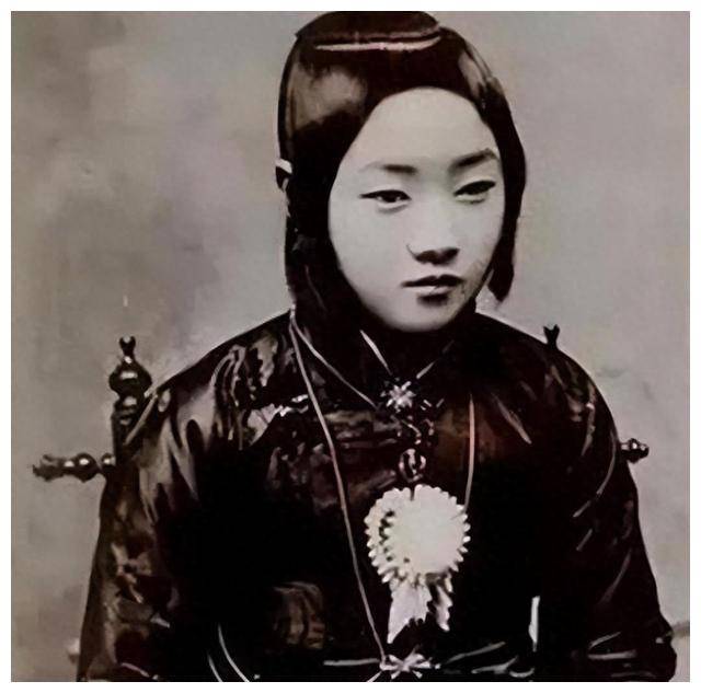 1923年曹锟当上大总统却霉运不断,晚年醒悟:听老婆的话不犯错