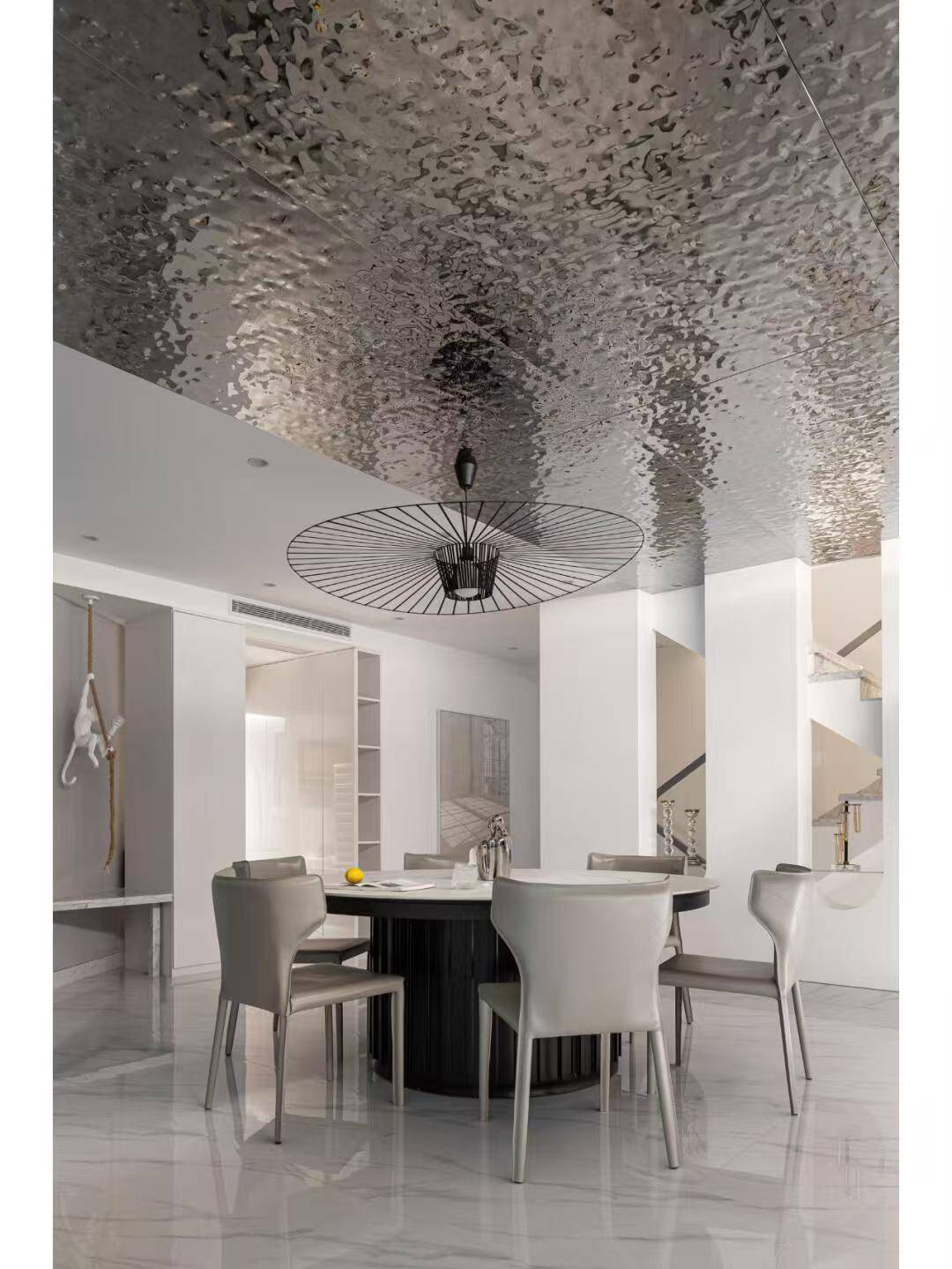 来看看水波纹不锈钢蜂窝板吊顶吧!