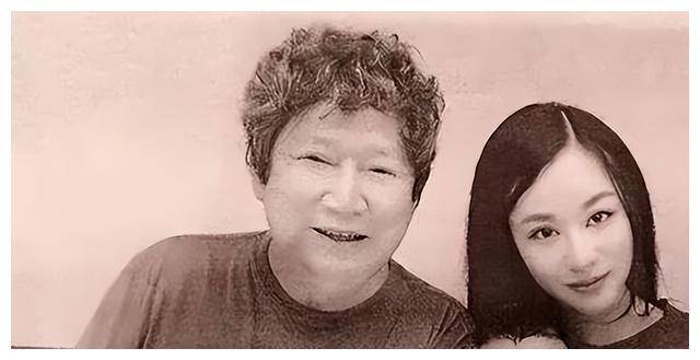 的前妻究竟是谁,他自己一直都没有披露,有人说是好莱坞影星玛丽·马丁