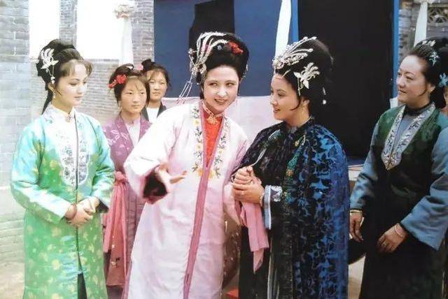 薛邢联姻主动的是薛姨妈,又是找凤姐,又是求贾母,为什么,为了提升薛蝌
