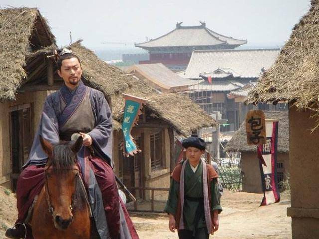 然而,未经历坎坷世事的柴进这种一眼望到头的富贵生活太乏味,喜欢追求