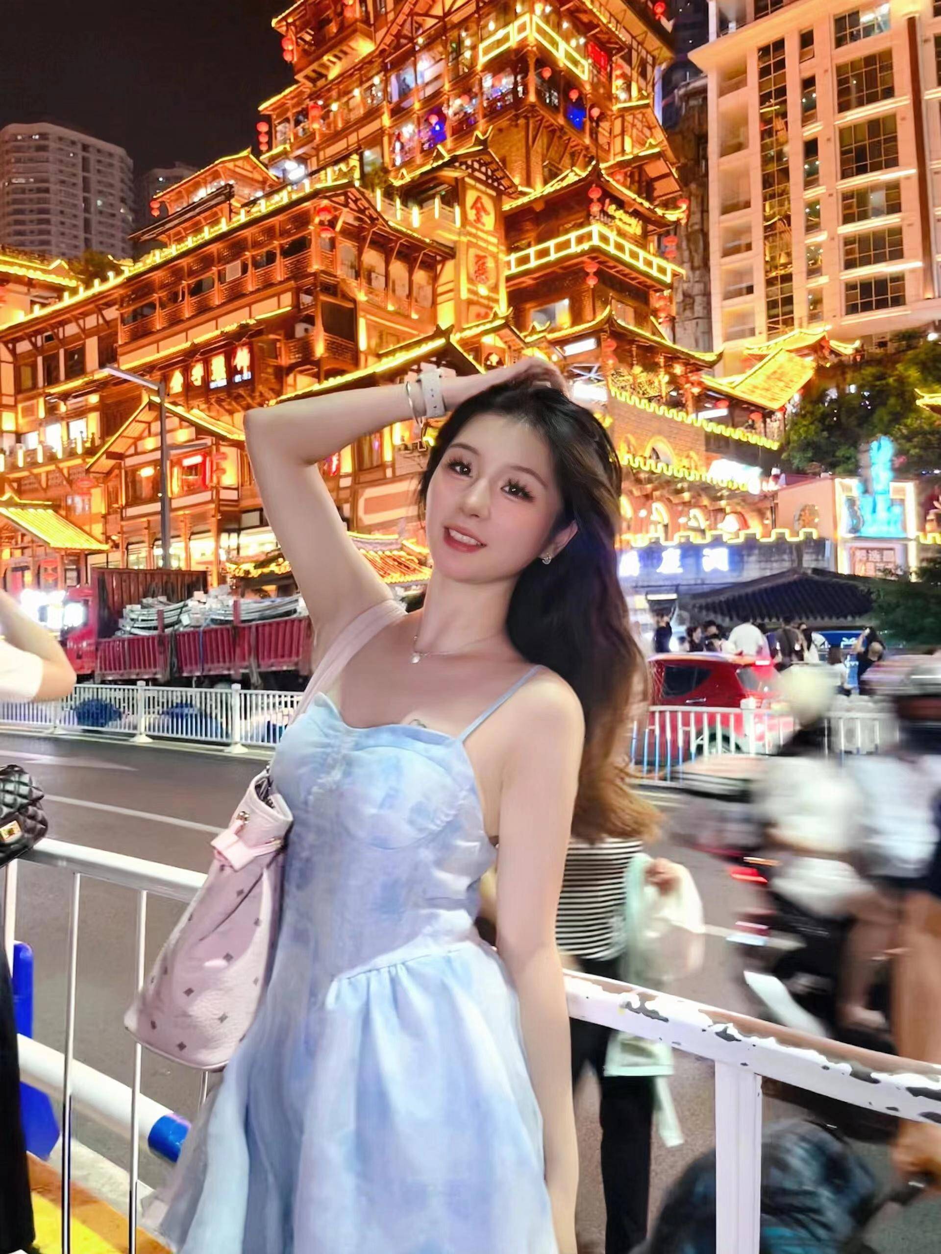 重庆最美女孩=重庆最美女孩鬼脸