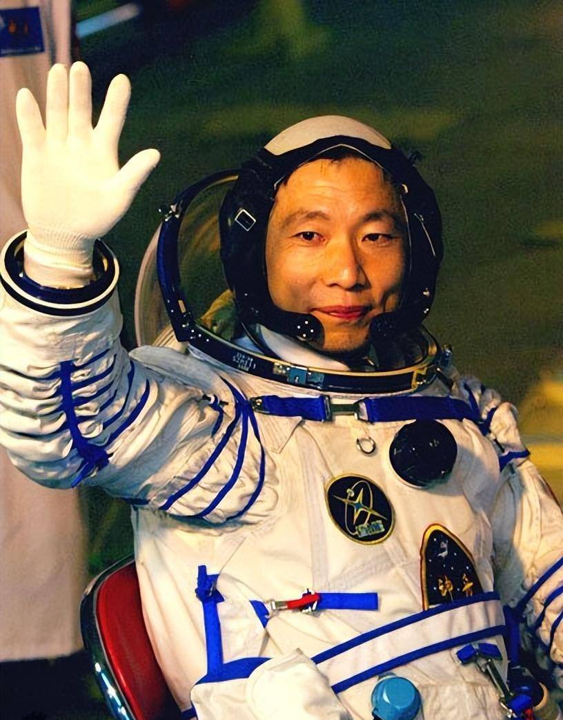 首位"航天英雄"杨利伟,曾被授予少将军衔,退休后享什么待遇?