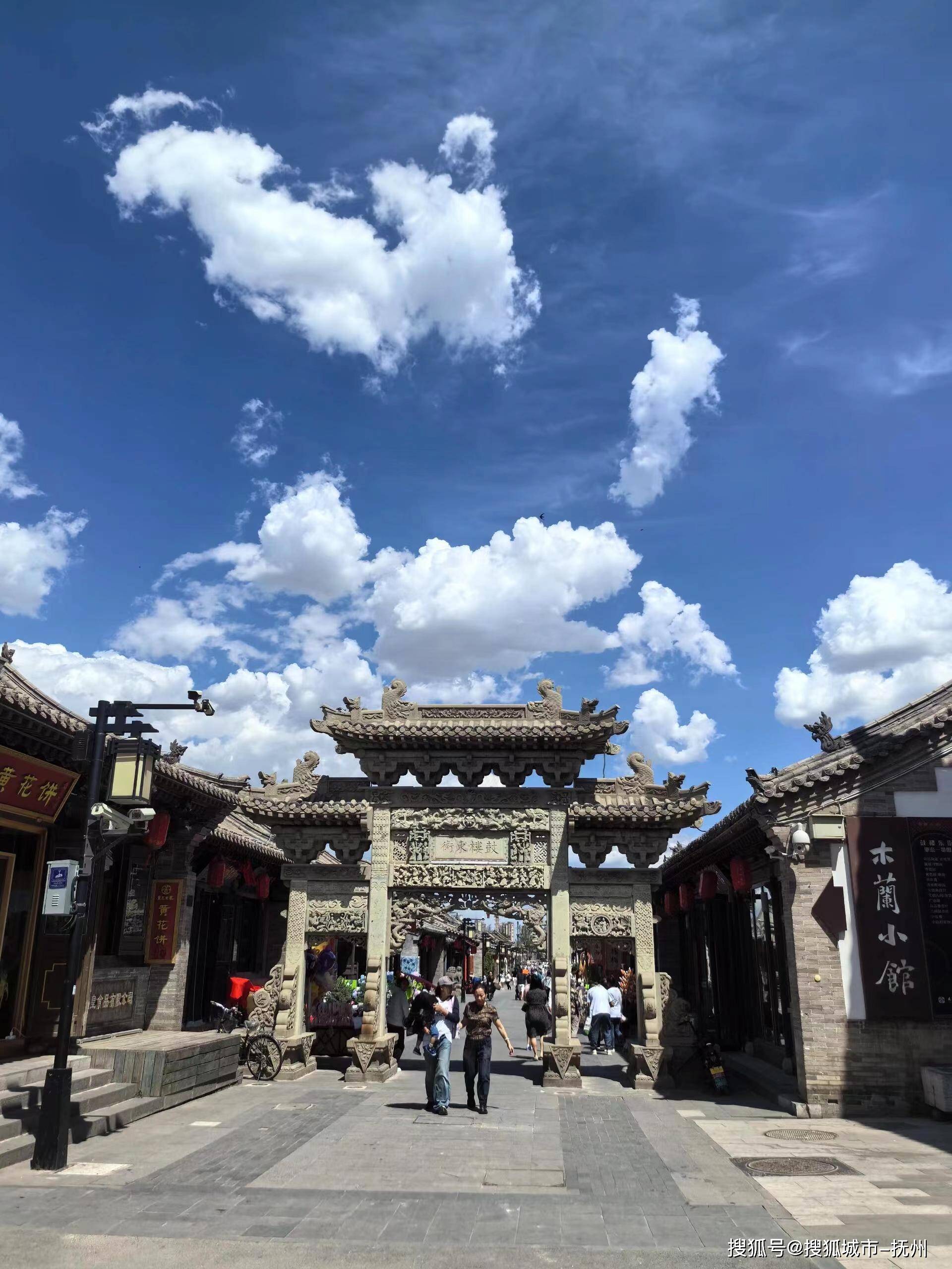 云冈石窟作为中国三大石窟之一其精湛的雕刻艺术让人叹为观止;悬空寺