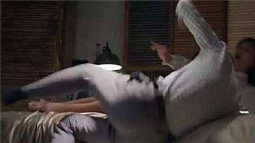 四川女子宾馆幽会时踢了情夫一脚,他竟掉下床不治身亡,玩大了!