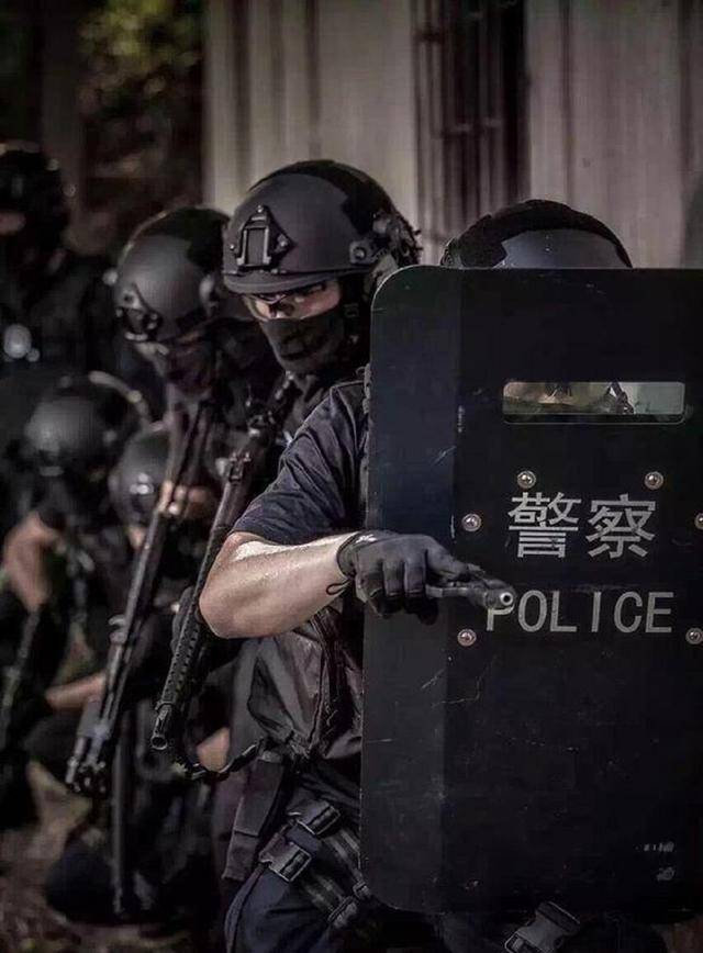 特警执行任务时,会带黑色面罩,而特种兵却要在脸上涂抹油彩?
