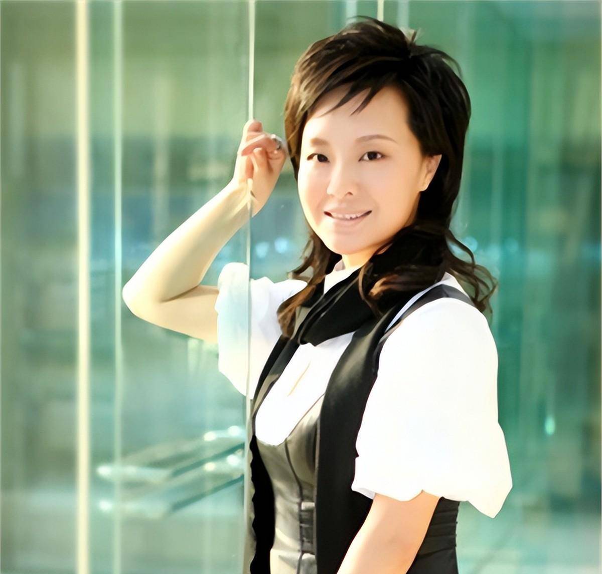 1992年,叶蓉毕业于北京广播学院(现中国传媒大学),从此踏上了主持的