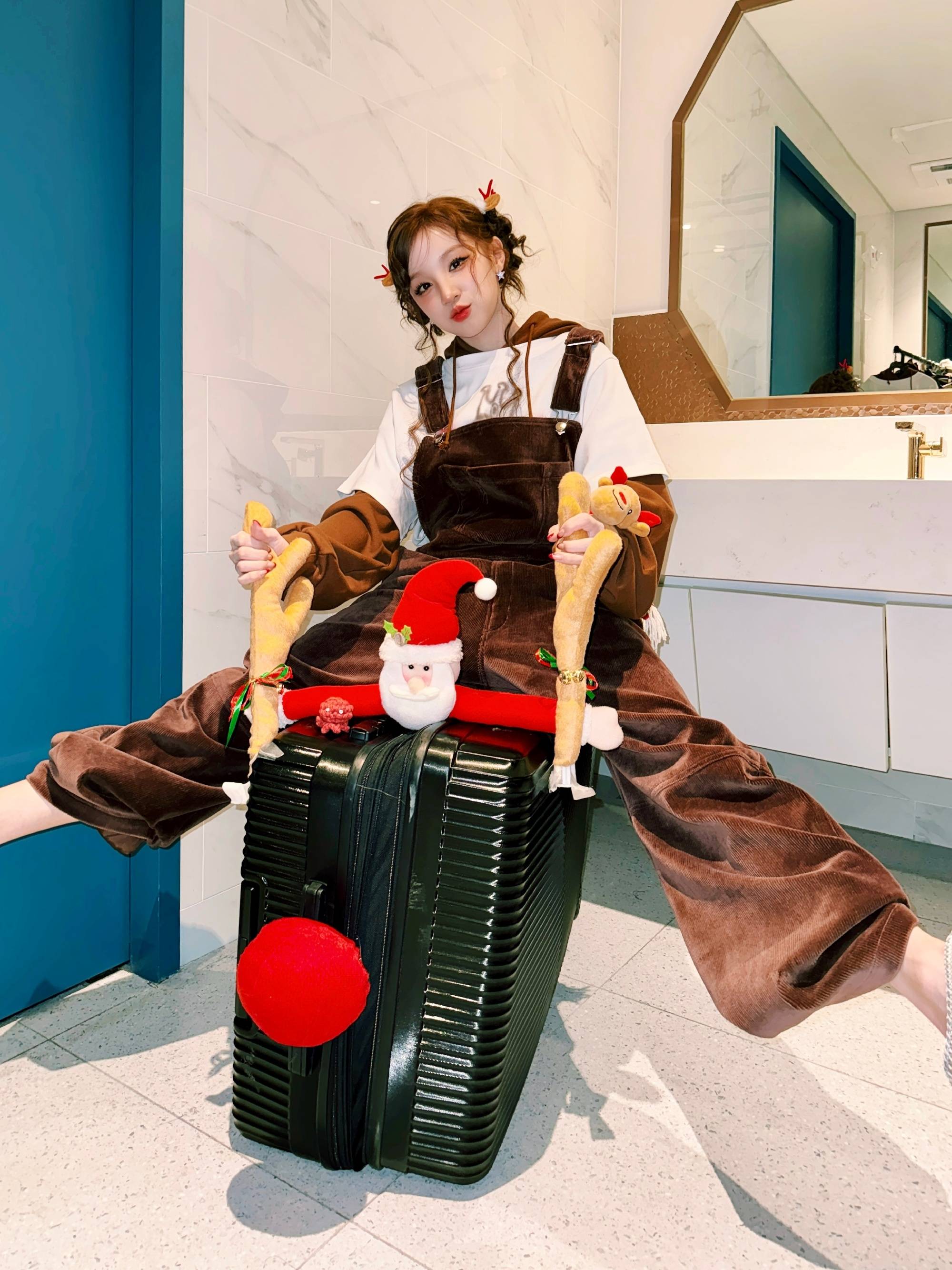 坐在圣诞树下她一头淡粉色短发俏皮夺目亮晶晶的发饰和脸颊上的贴