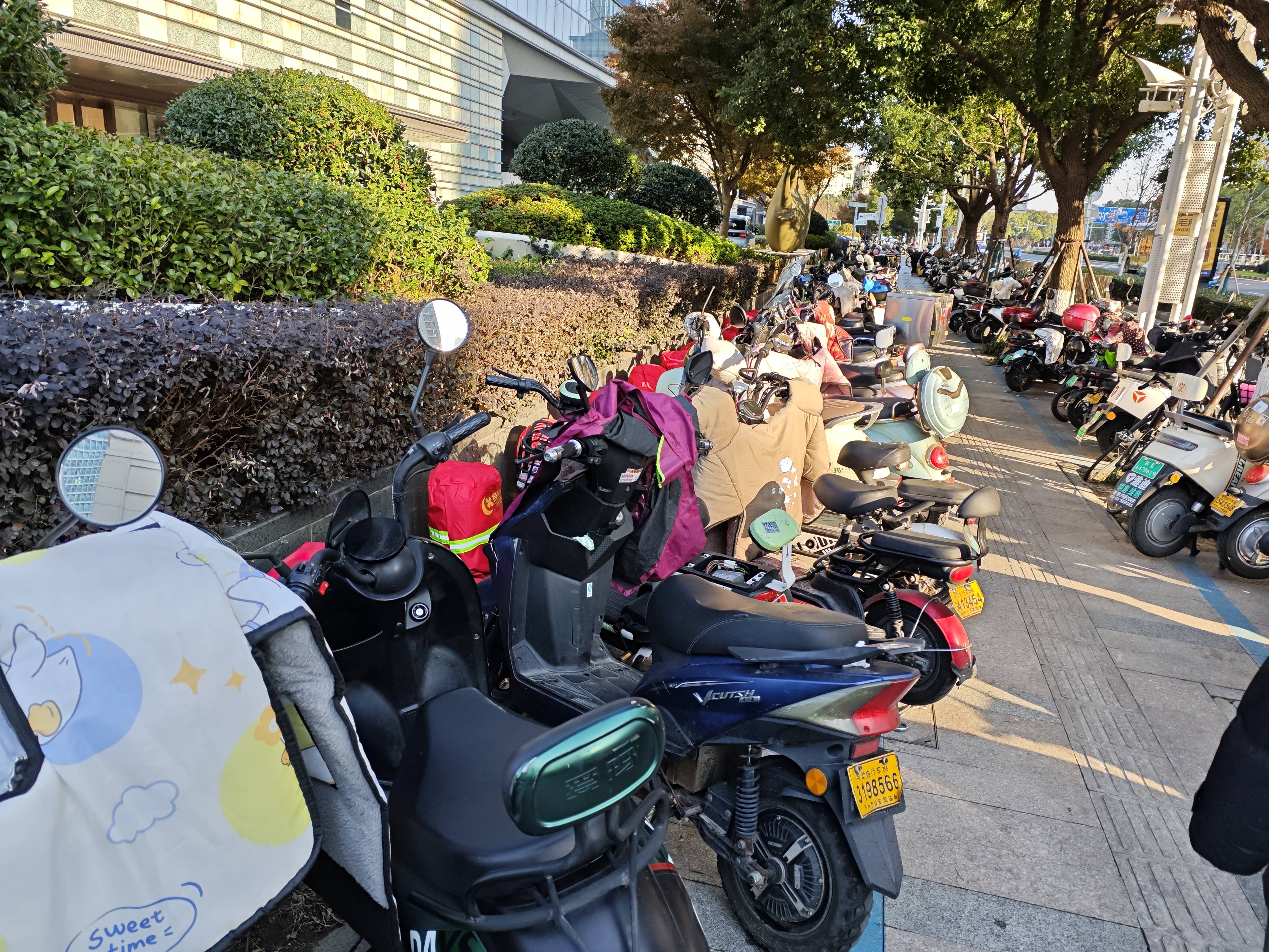 苏州中心广场社区:社区电瓶车乱停治理 确保消防安全