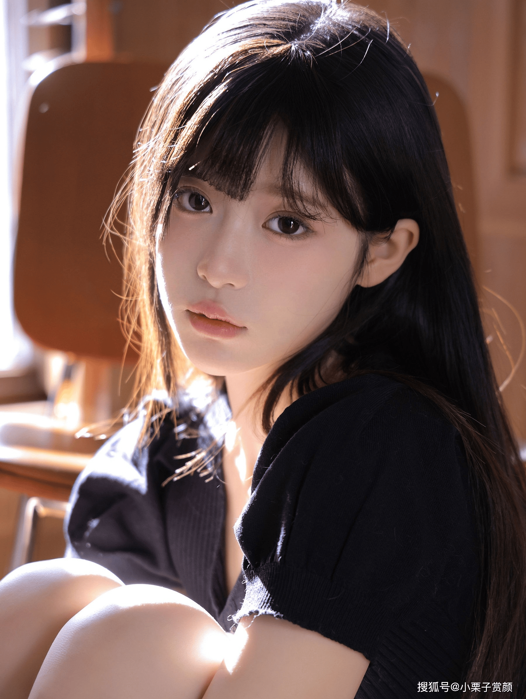 宅家也惊艳!阳光下长发美少女的居家写真魅力