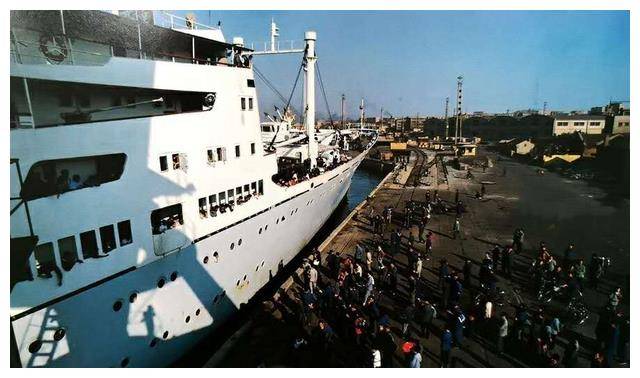 上世纪七十年代后期至八十年代,愈见老化的"民主"号和"工农兵"号客轮