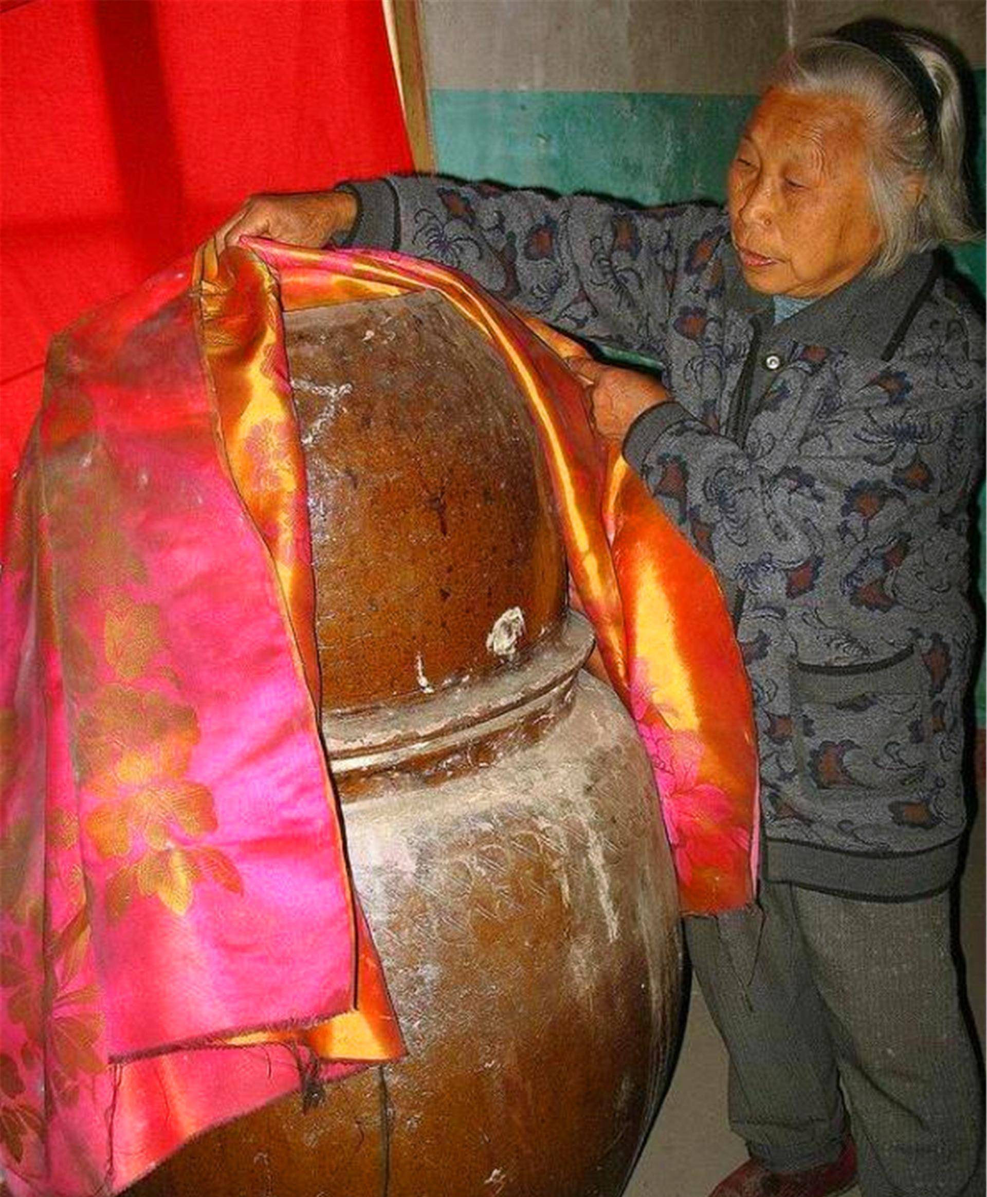 江西一孝子将父亲尸身放入酱缸中密封千日后开缸已成肉身佛