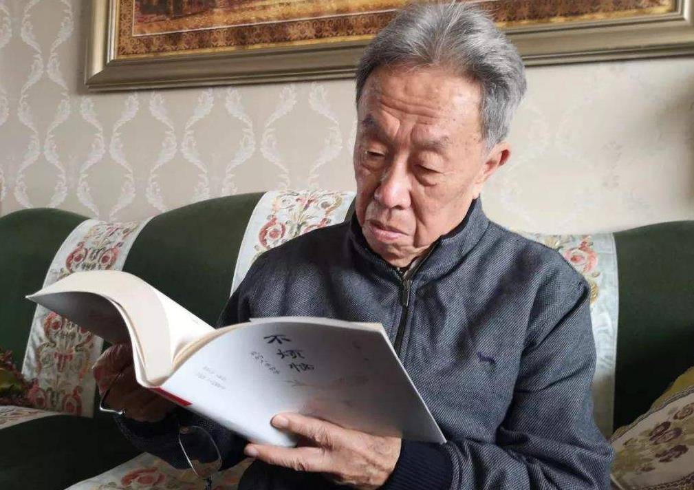 高龄少男王蒙:姐弟恋婚姻55年,发妻去世后,半月闪婚小20岁娇妻