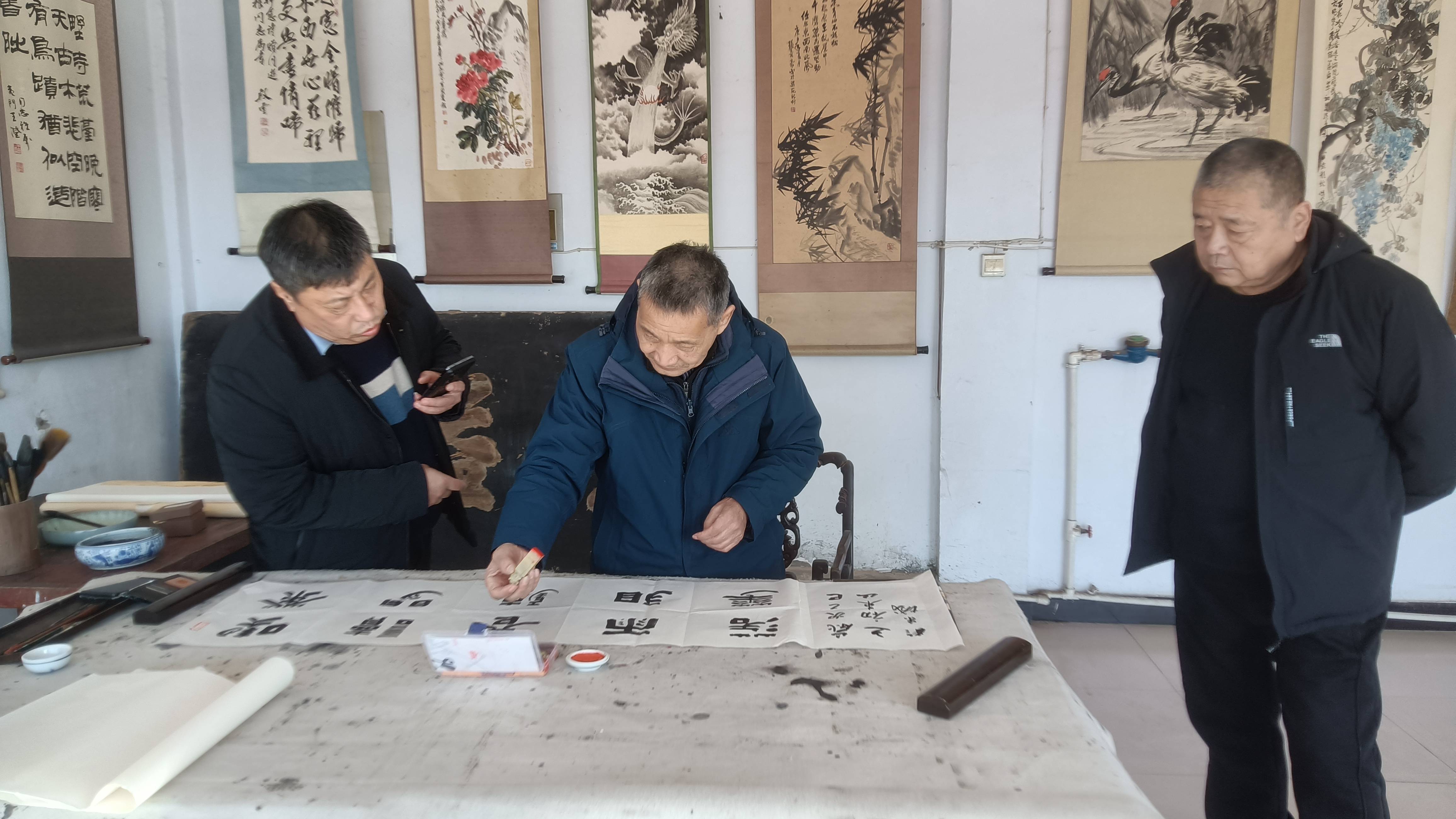 据介绍, 本次展出的书画作品有清代著名书法家张裕钊四尺整张书法中堂